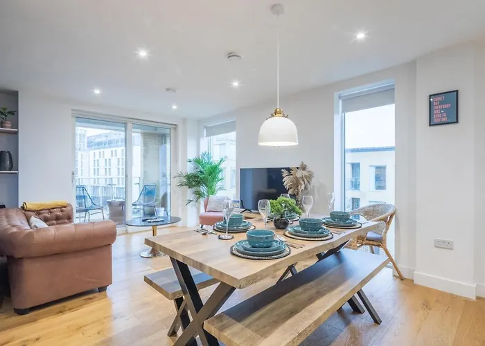 Luxe Cambridge Station Flat With Terrace