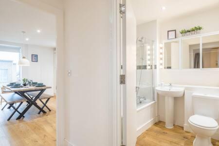 Luxe Station Flat With Terrace Apartamento *