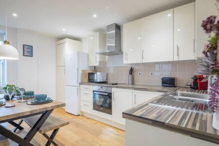 Luxe Station Flat With Terrace Appartamento *